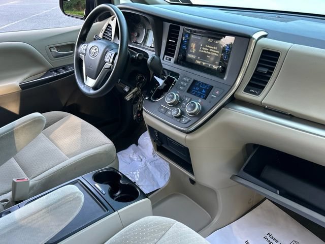 Used 2015 Toyota Sienna LE FWD image 32
