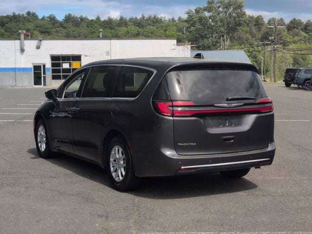 Used 2023 Chrysler Pacifica Touring-L FWD image 8