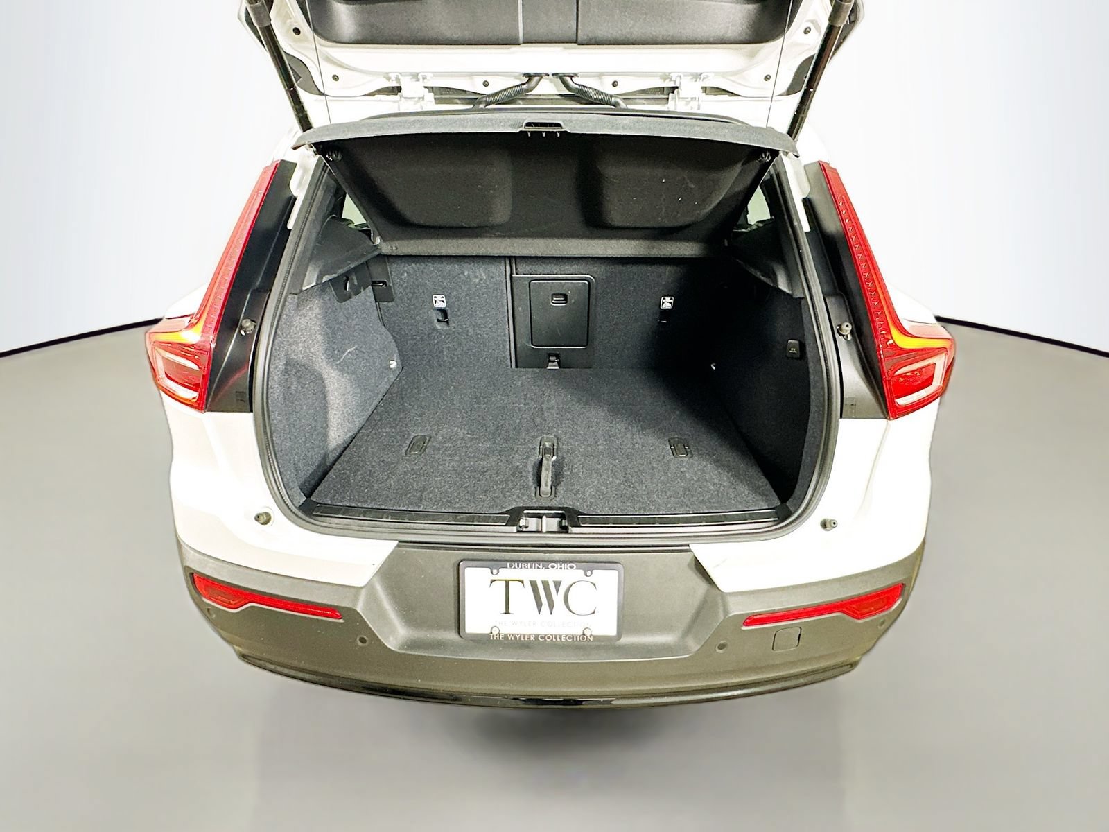Used 2026 Volvo XC40 B5 Plus AWD/4WD image 39