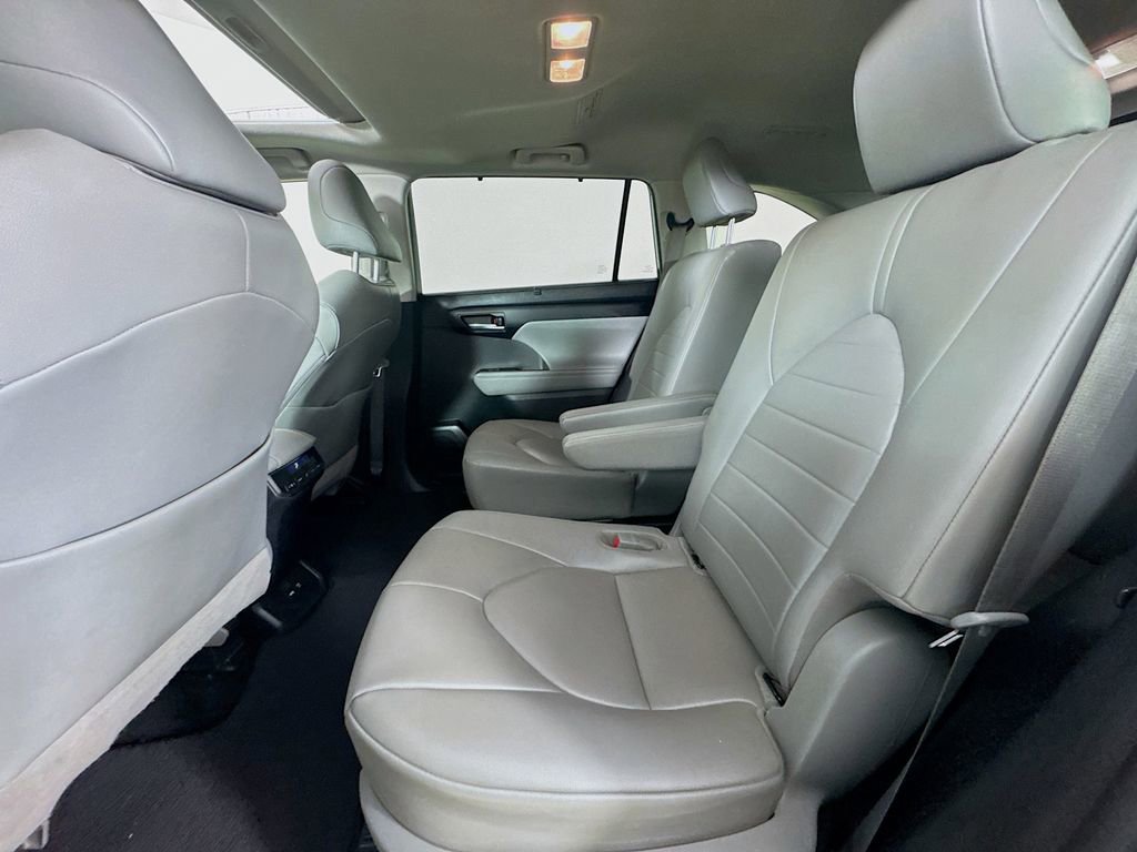 Used 2020 Toyota Highlander XLE FWD image 30