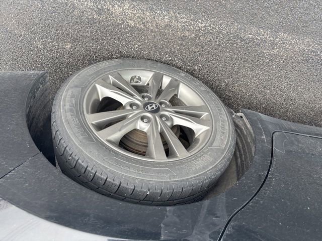 Used 2017 Hyundai Elantra SE image 3