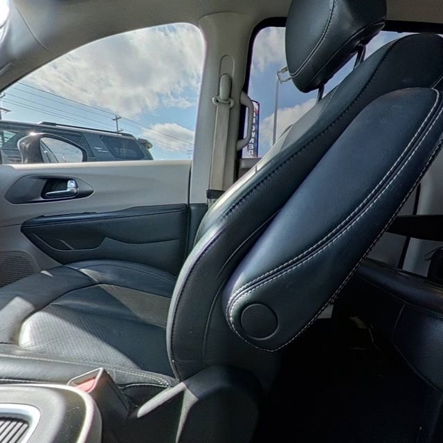Used 2022 Chrysler Pacifica Touring-L image 26
