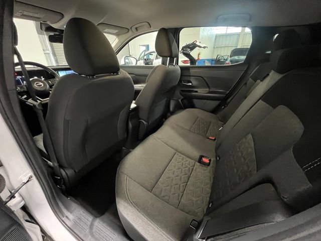 Used 2025 Nissan Kicks SV AWD/4WD image 15