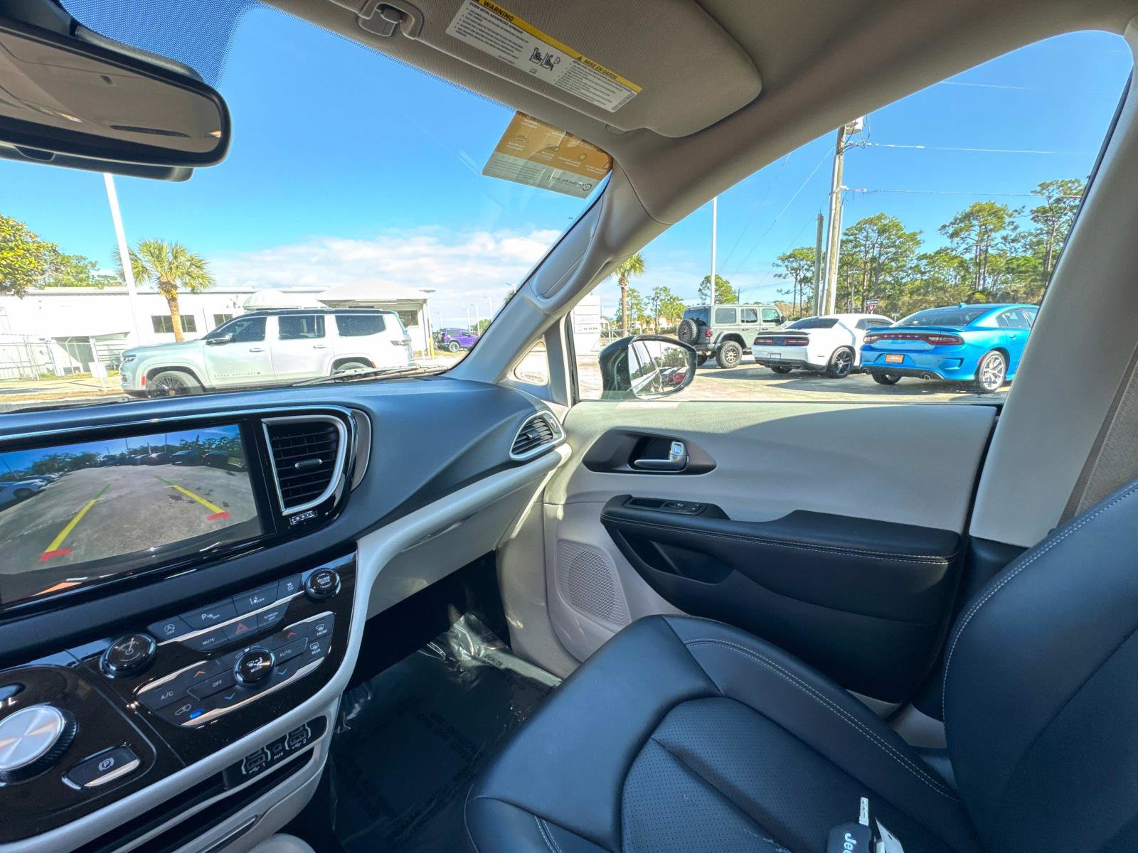 Used 2024 Chrysler Pacifica Touring-L image 27