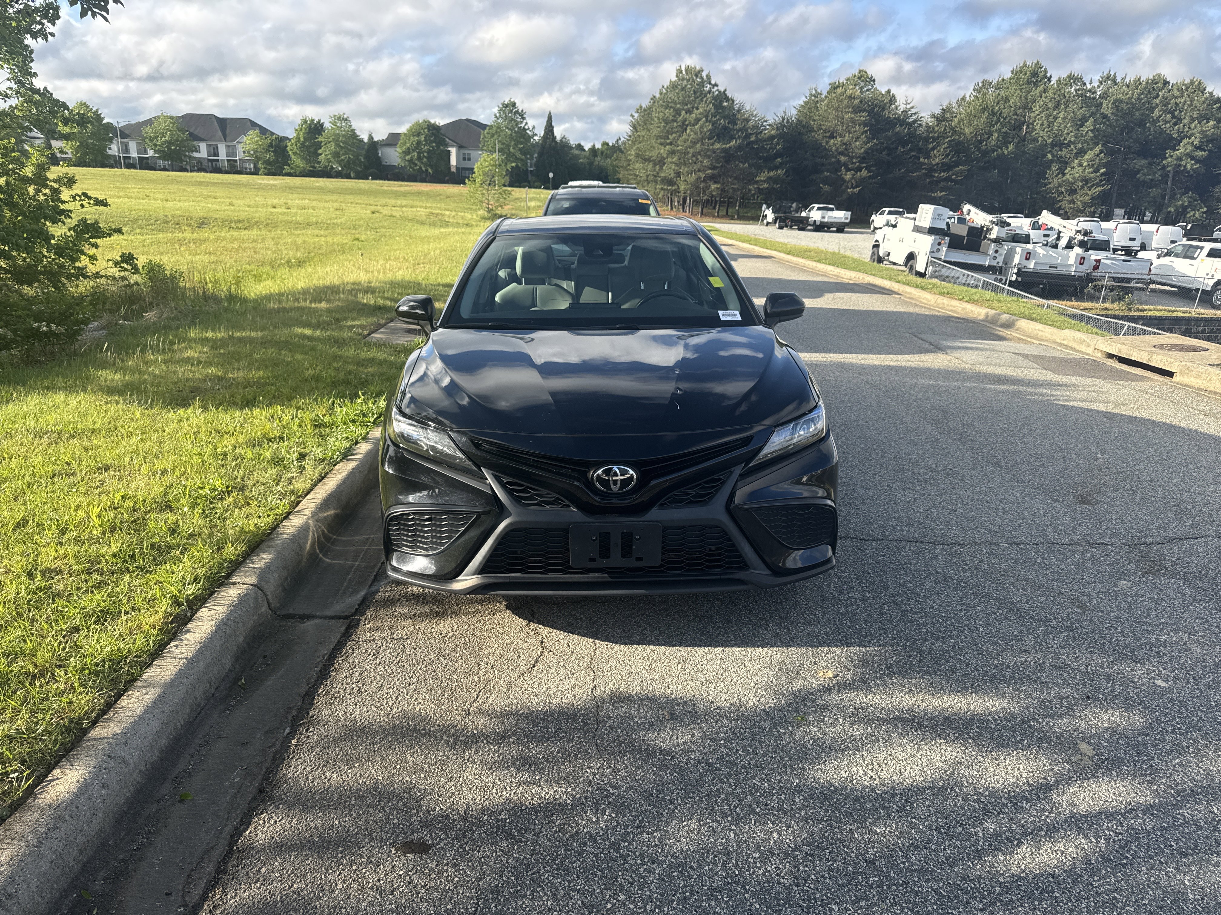 Used 2021 Toyota Camry SE FWD image 3
