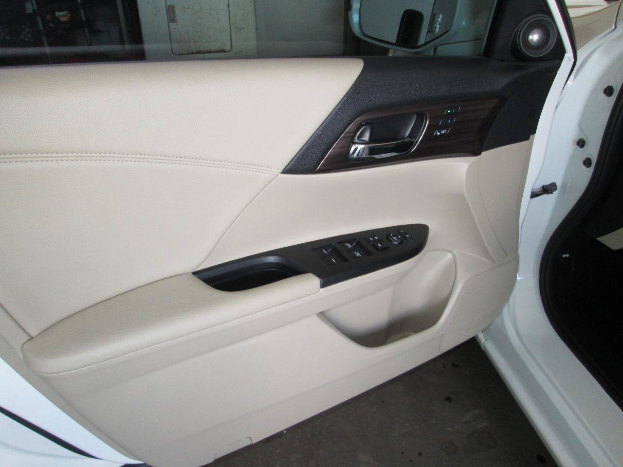 Used 2017 Honda Accord EX-L image 25