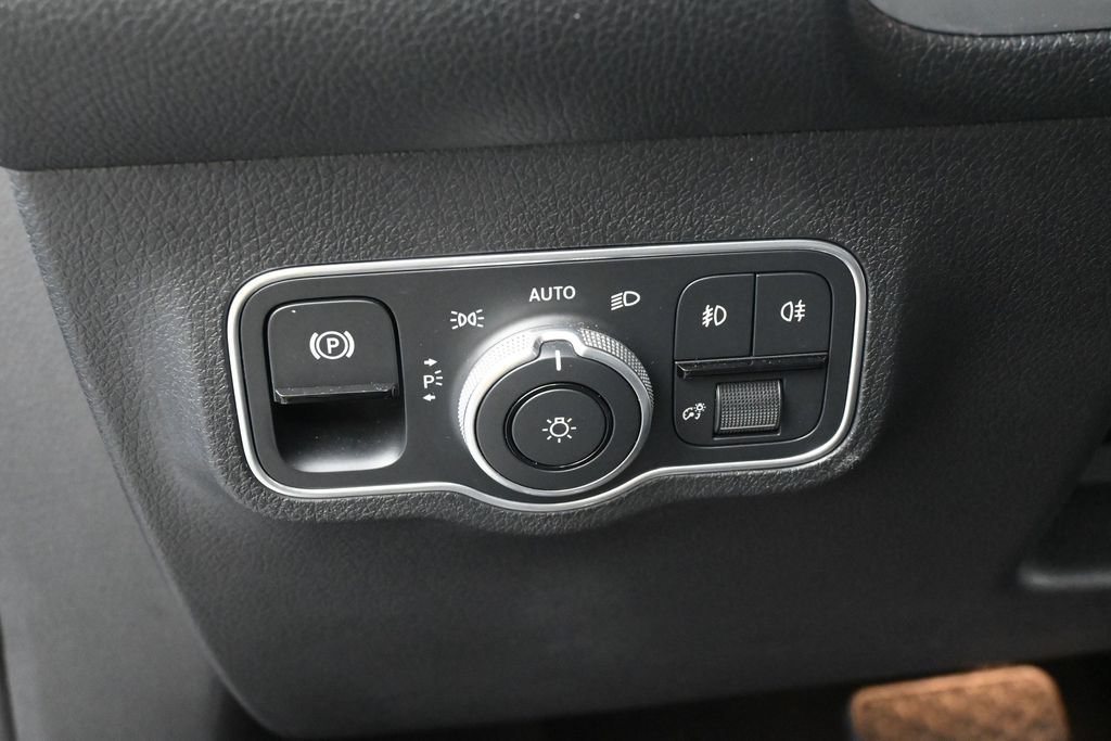 Used 2025 Mercedes-Benz GLB 250 image 17
