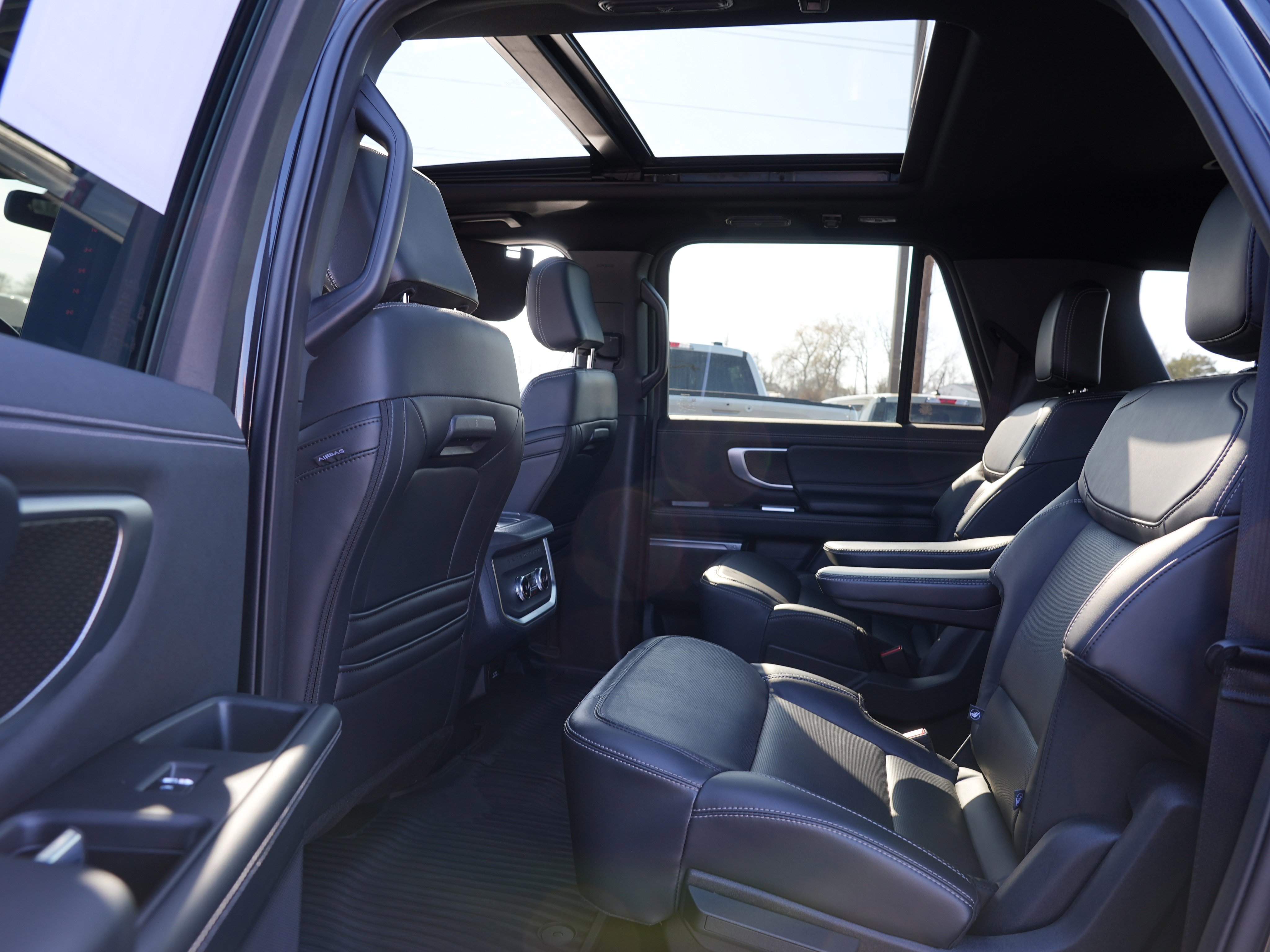 Used 2025 Ford Expedition Max Platinum w/ Stealth Appearance Package AWD/4WD image 20