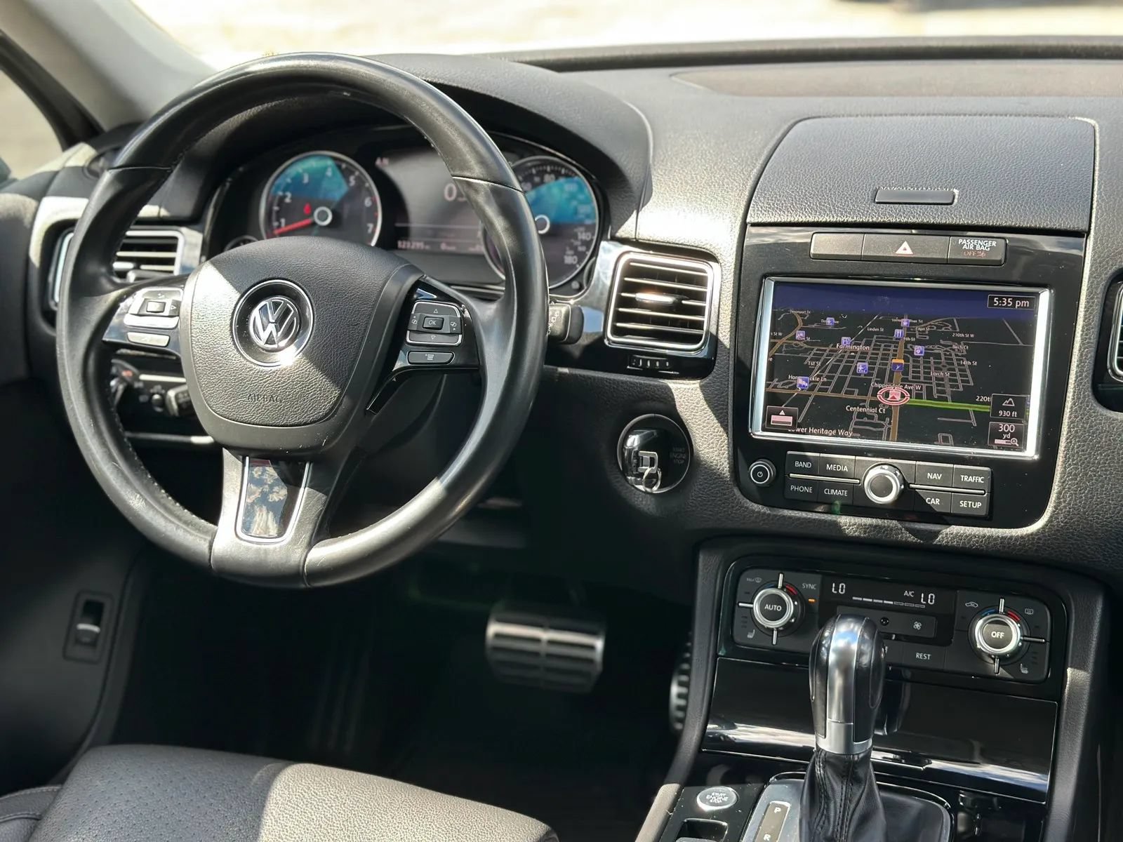 Used 2014 Volkswagen Touareg Sport AWD/4WD image 26