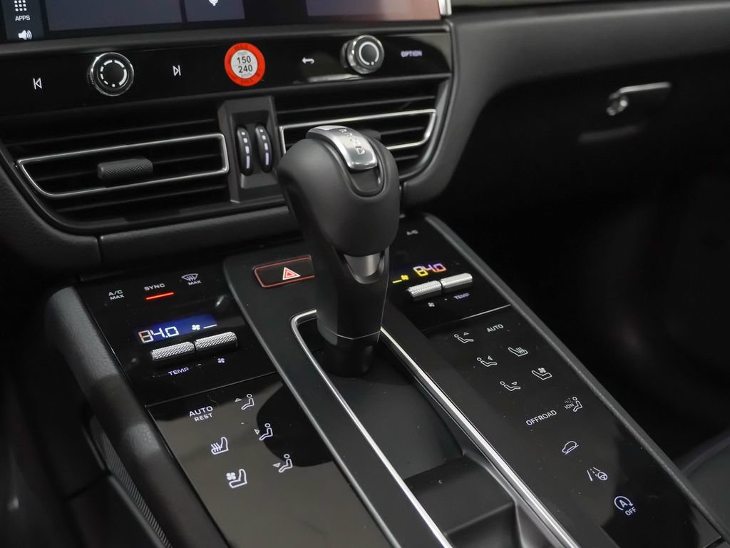 Certified 2026 Porsche Macan AWD/4WD image 31