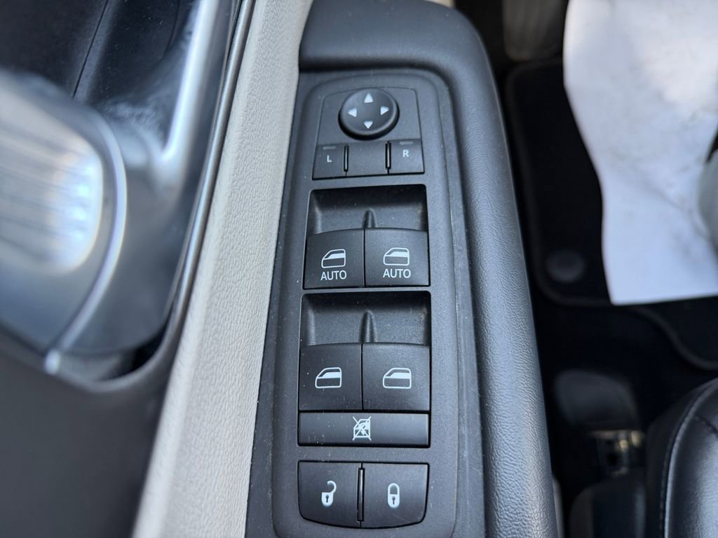 Used 2024 Chrysler Pacifica Touring-L FWD image 18