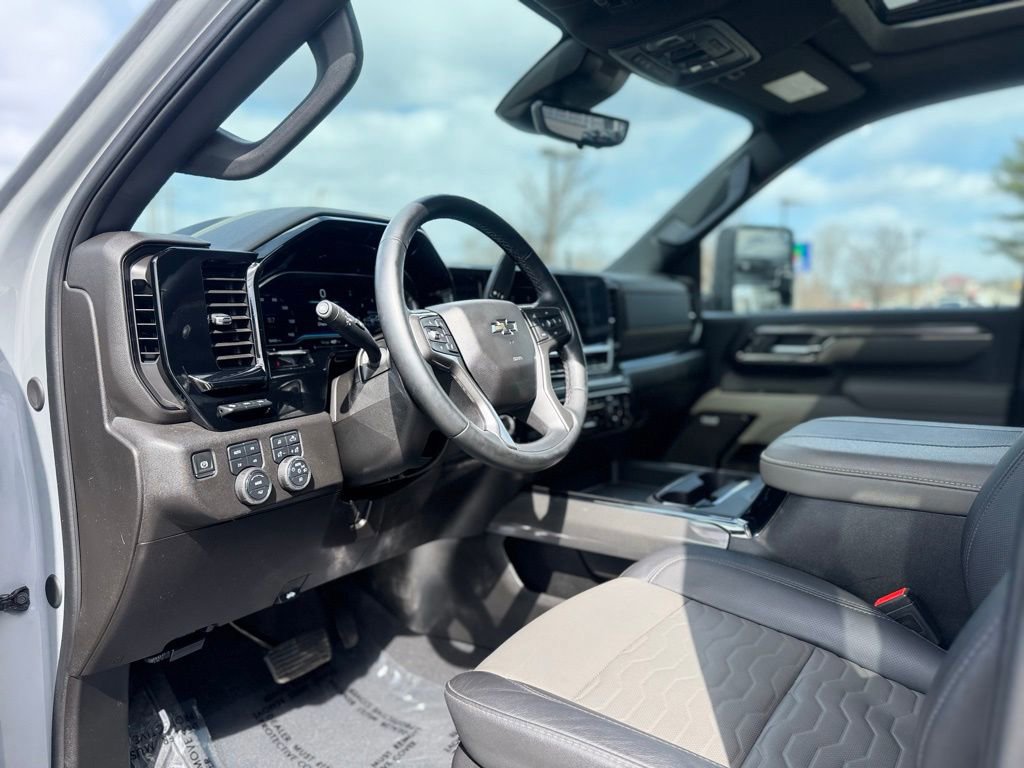 Used 2025 Chevrolet Silverado 2500 ZR2 w/ Technology Package image 14