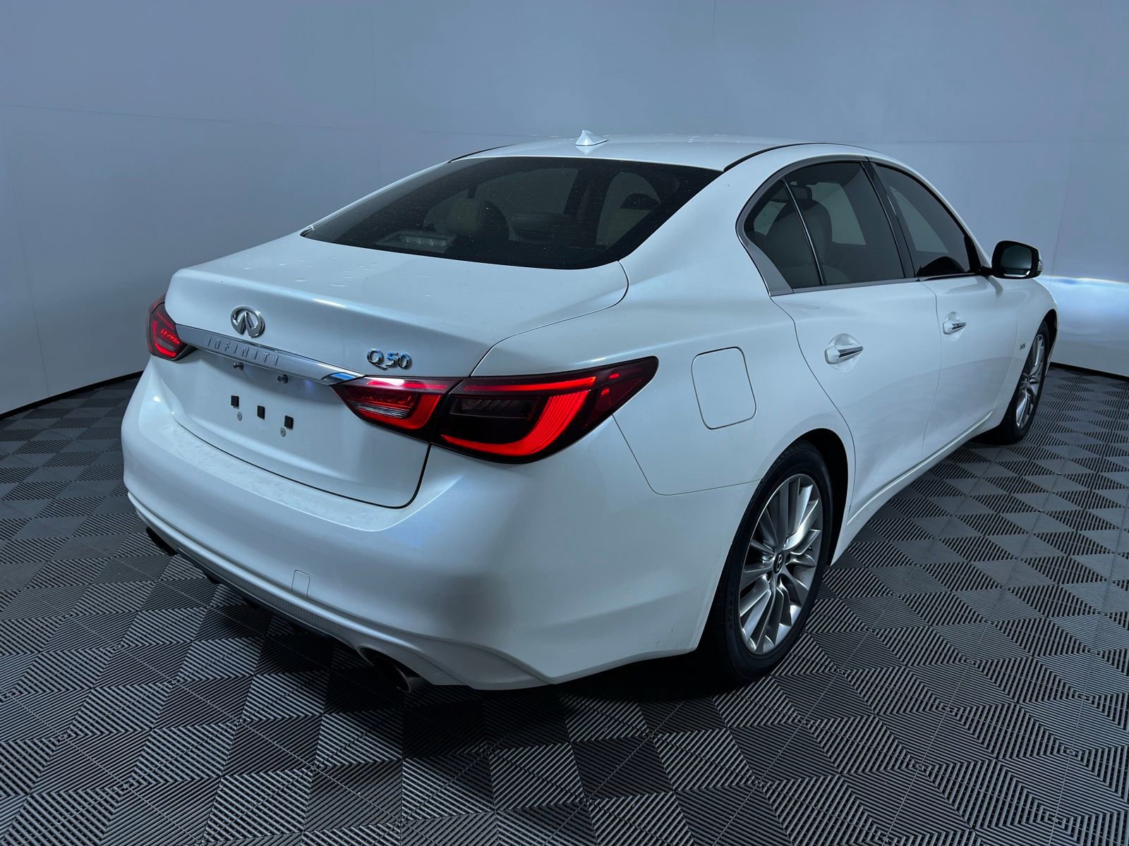 Used 2018 INFINITI Q50 Luxe RWD image 5