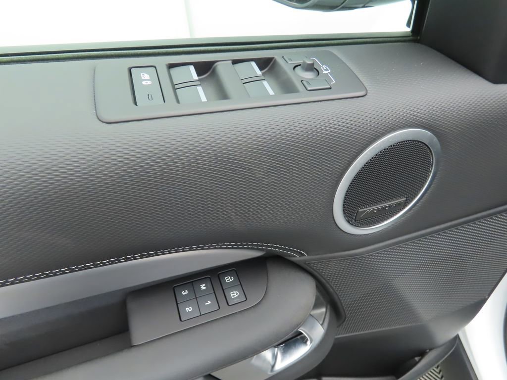 Used 2024 Land Rover Discovery Dynamic SE image 23