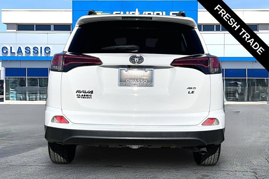 Used 2018 Toyota RAV4 LE AWD/4WD image 4