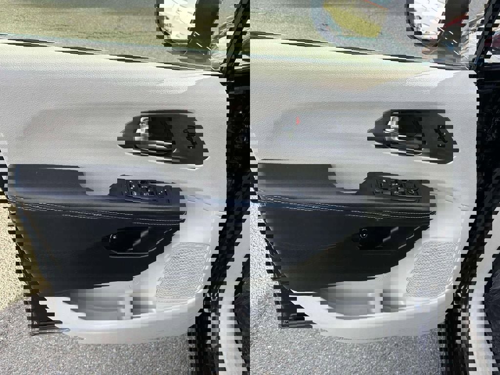 Used 2023 Chrysler Pacifica Touring-L image 15