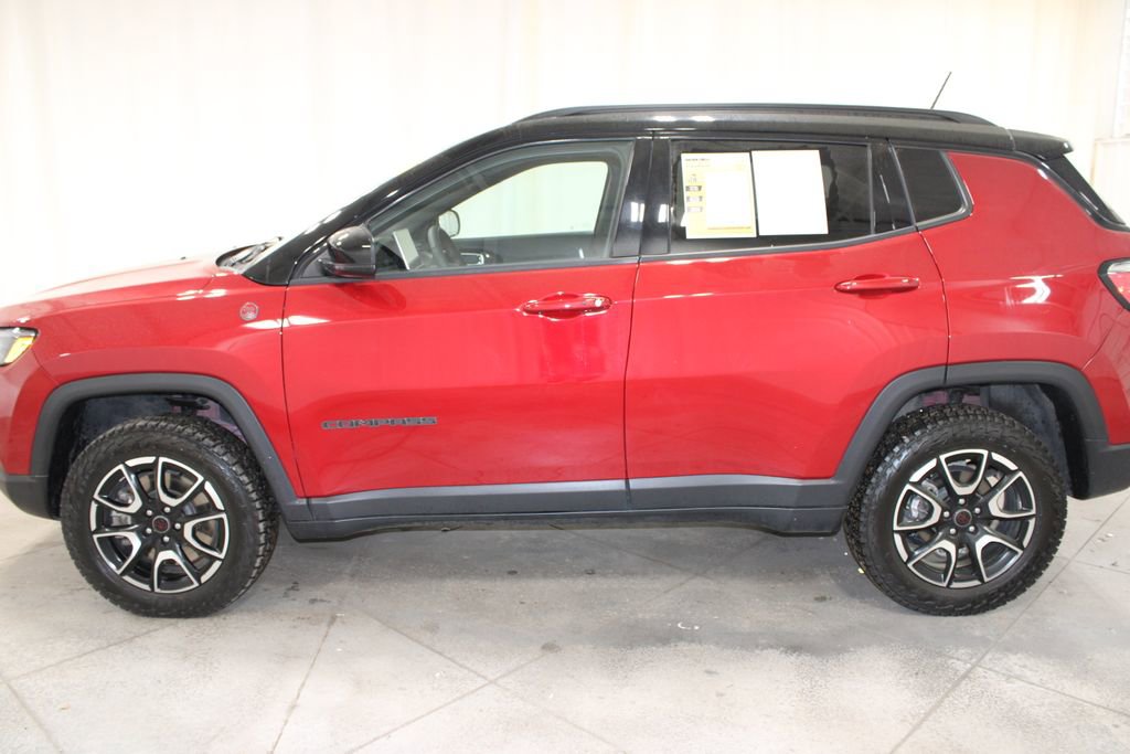 Used 2025 Jeep Compass Trailhawk AWD/4WD image 6