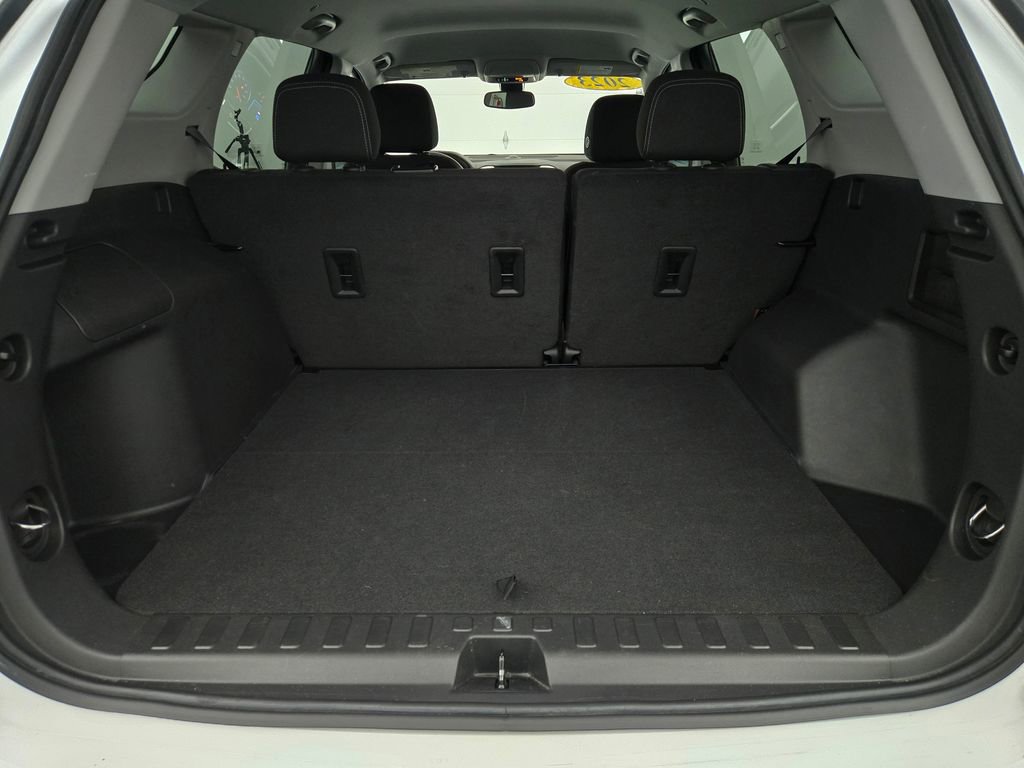 Used 2023 GMC Terrain SLE image 11