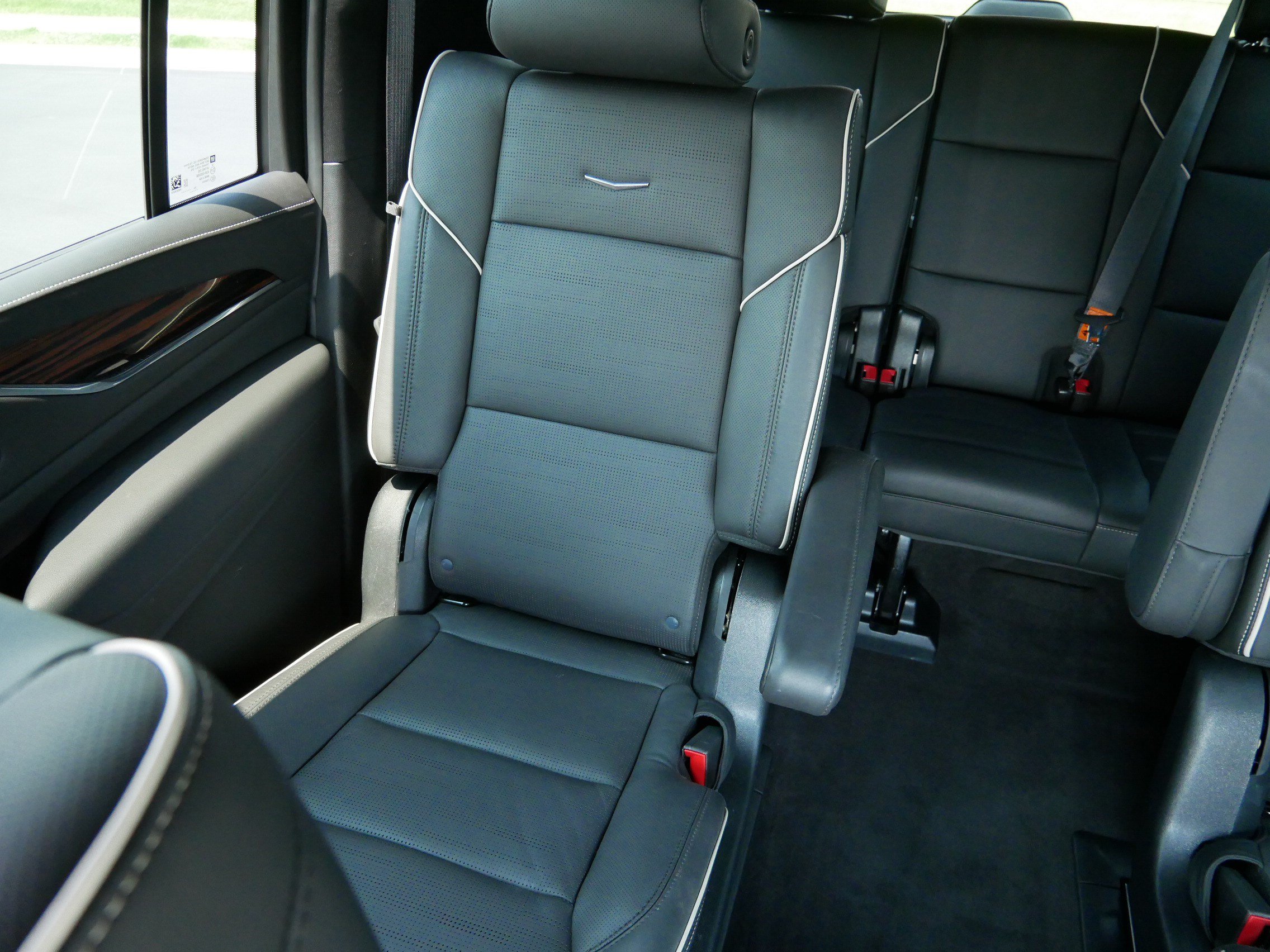 Certified 2023 Cadillac Escalade ESV Premium Luxury w/ Performance Package AWD/4WD image 10