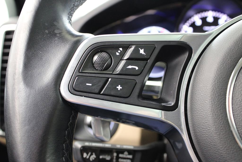 Certified 2023 Porsche Cayenne Platinum Edition image 33