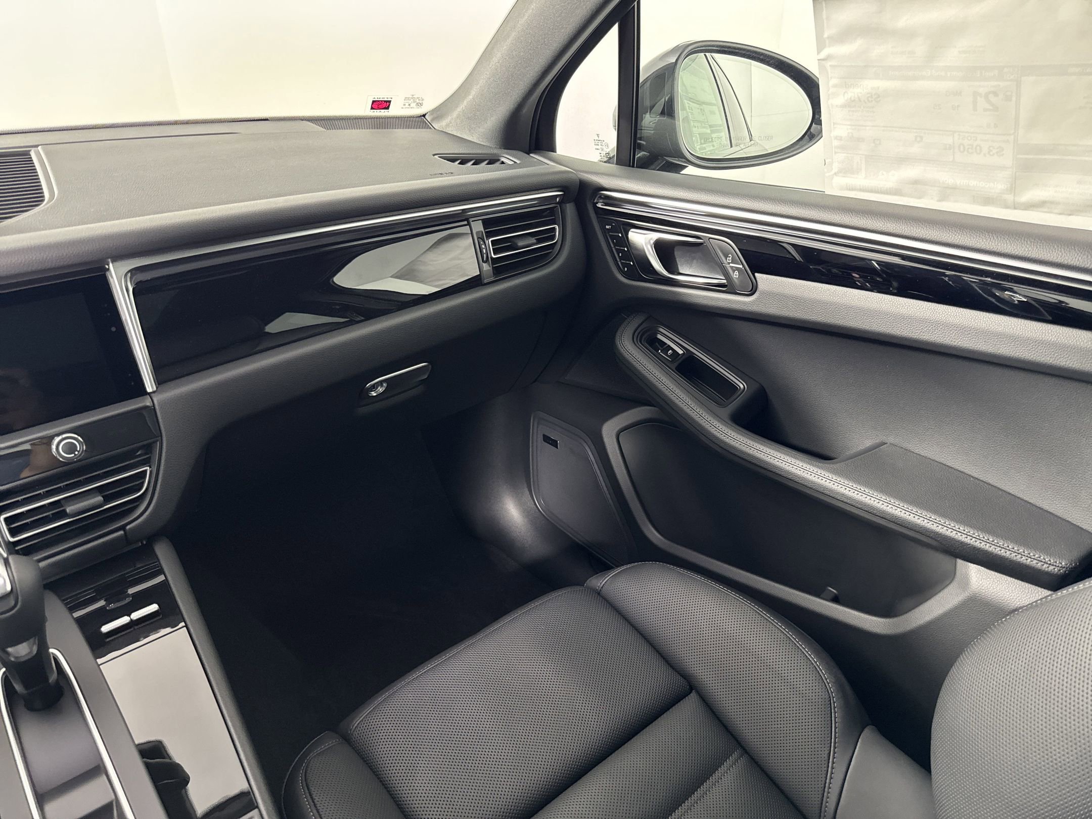 Certified 2025 Porsche Macan image 27