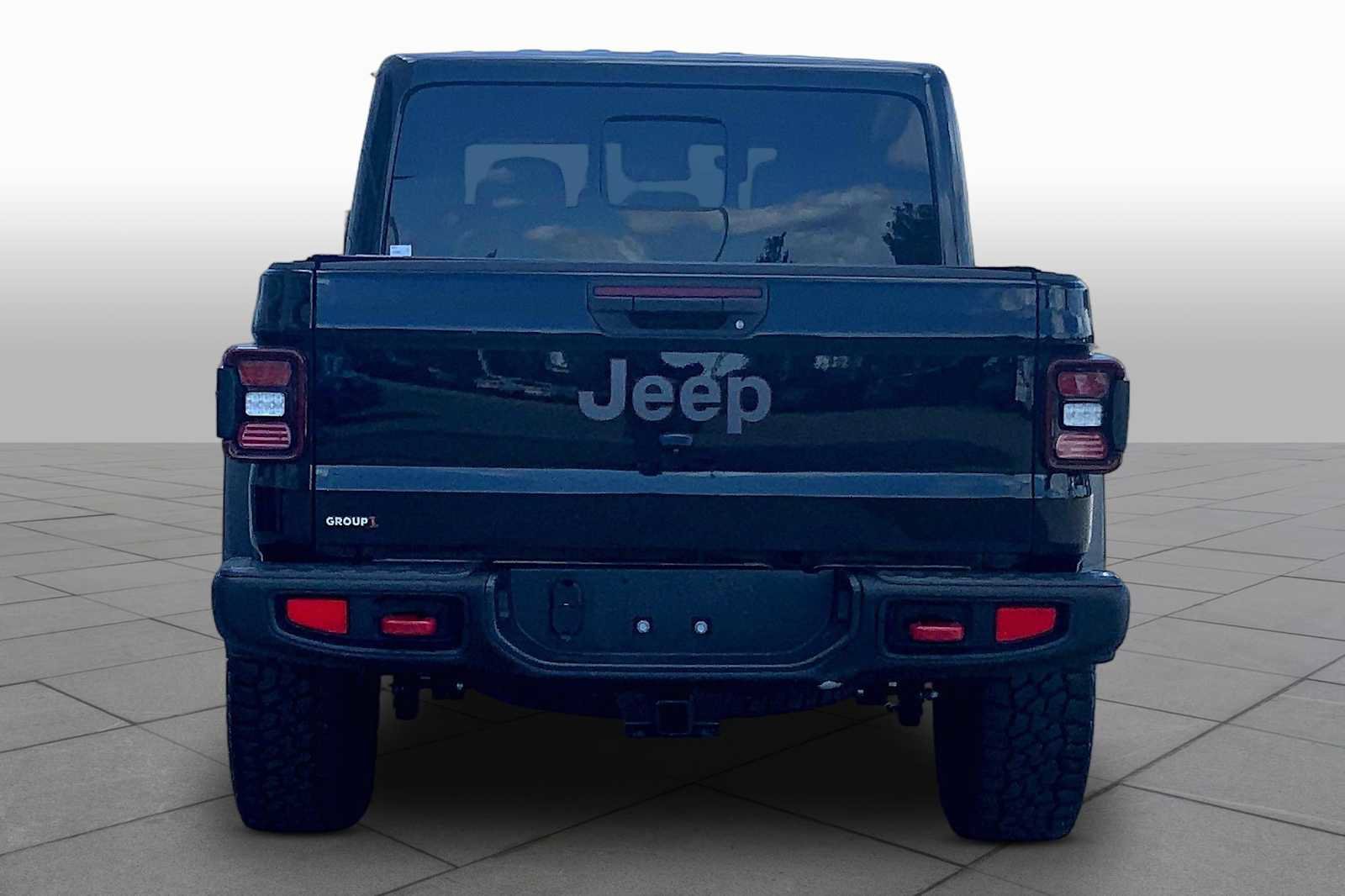 Used 2025 Jeep Gladiator Rubicon w/ Convenience Group AWD/4WD image 5