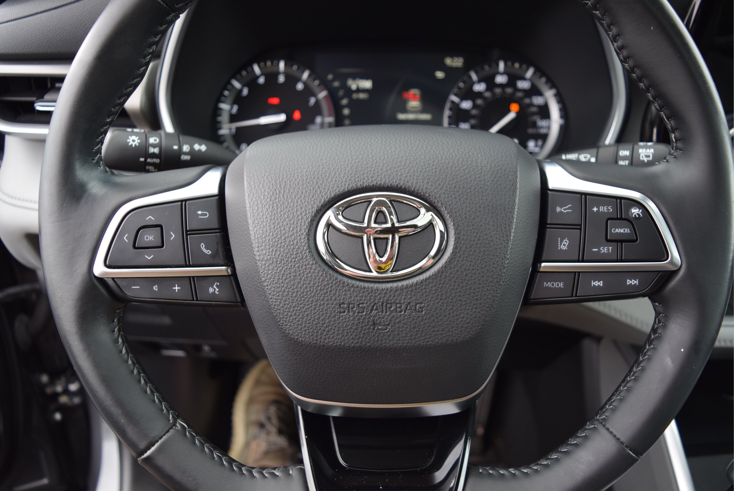 Used 2021 Toyota Highlander XLE AWD/4WD image 13