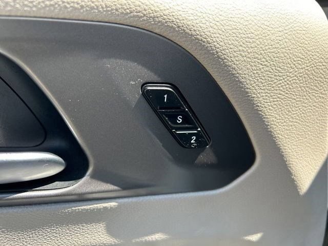 Used 2023 Chrysler Pacifica Touring-L FWD image 13
