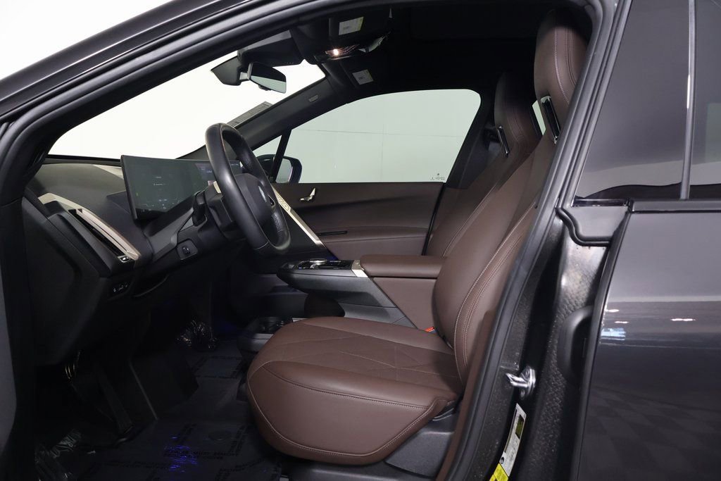 Used 2024 BMW iX xDrive50 w/ Sport Package AWD/4WD image 10