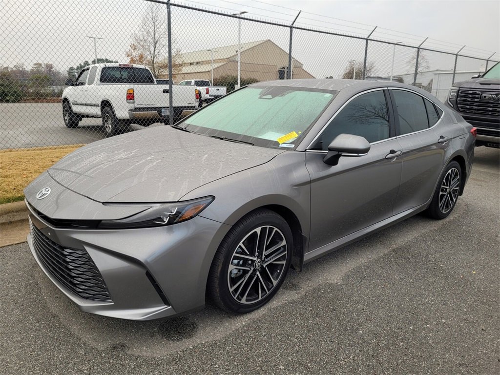 Used 2025 Toyota Camry XLE image 3