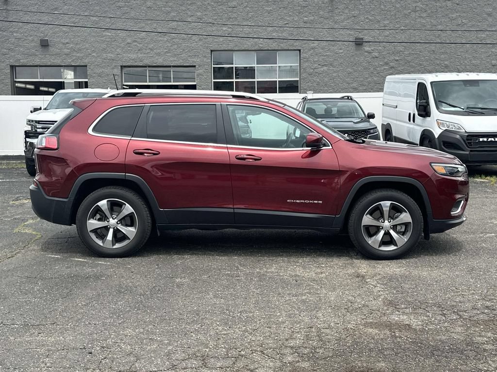 Used 2019 Jeep Cherokee Overland w/ Technology Group AWD/4WD image 2