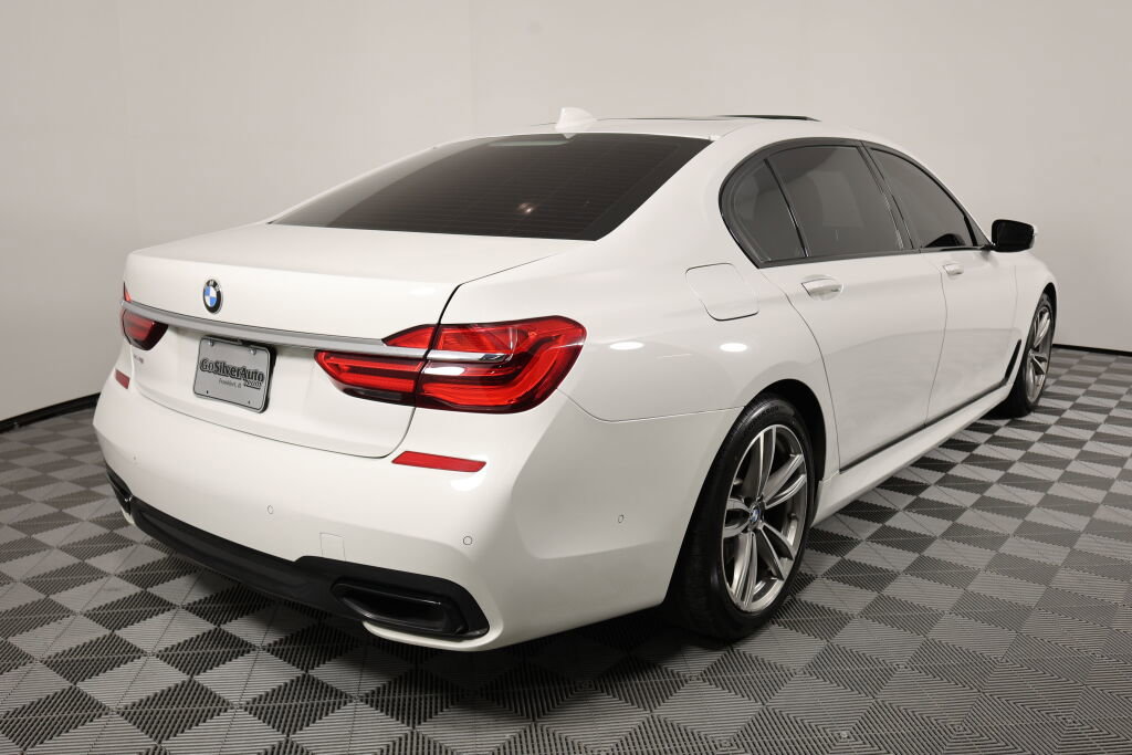 Used 2016 BMW 740i image 2
