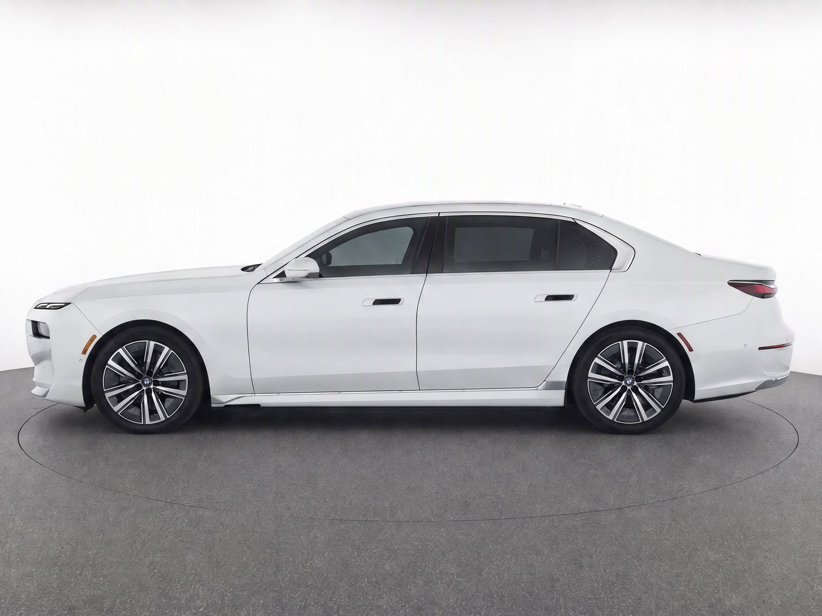 Used 2024 BMW i7 xDrive60 w/ Premium Package RWD image 3