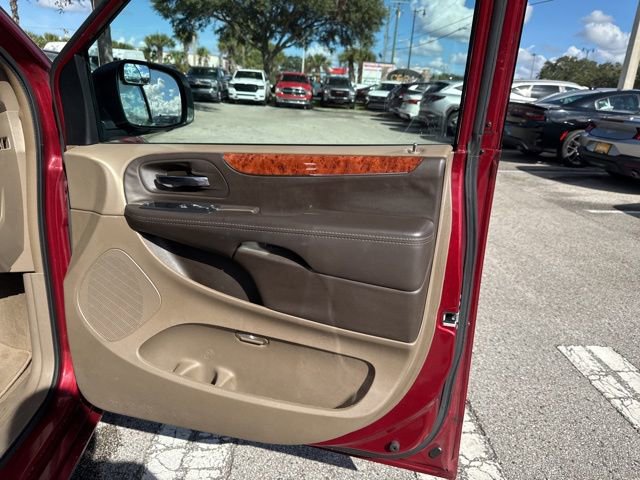 Used 2016 Chrysler Town & Country Touring image 13