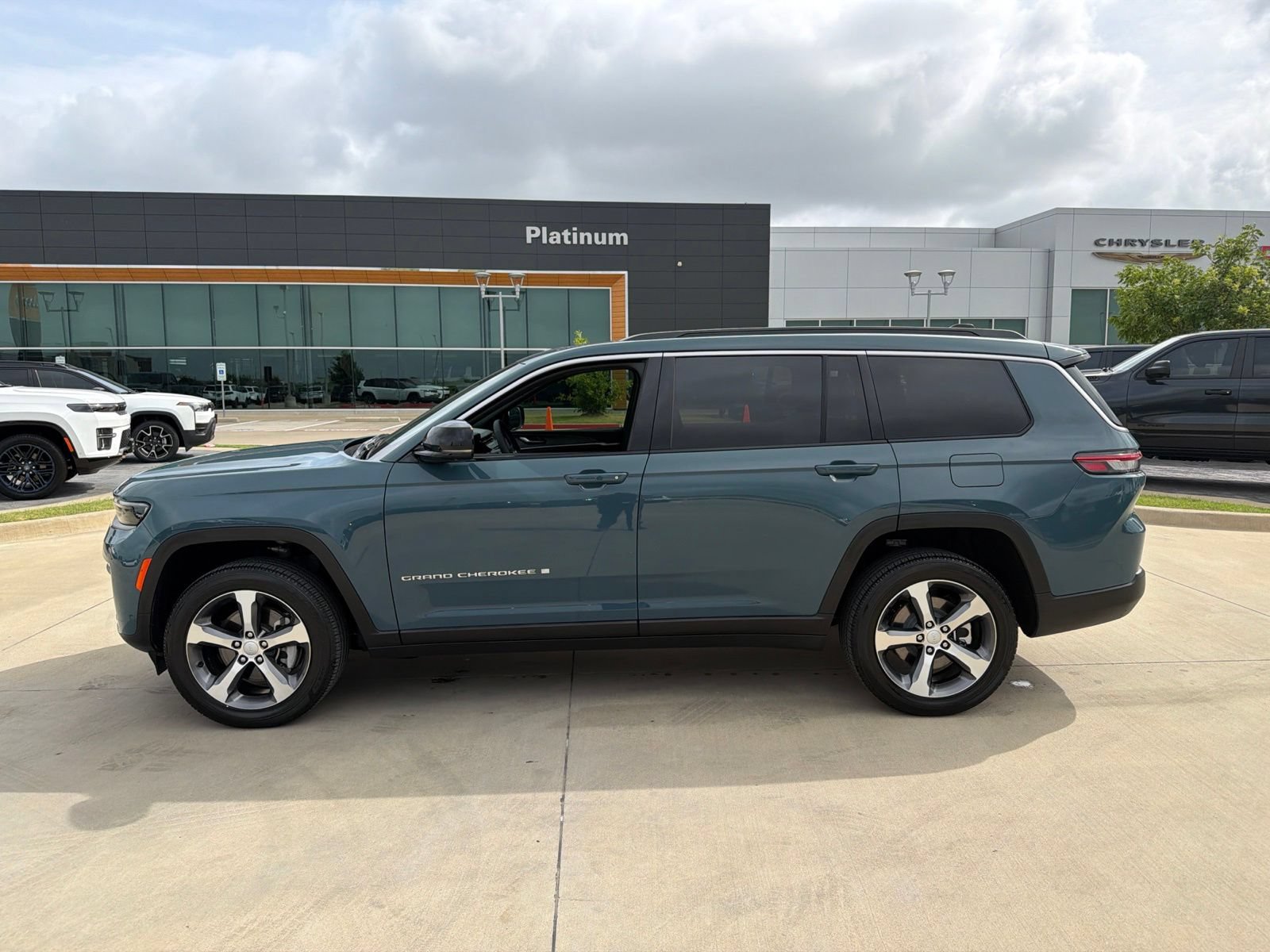 Used 2026 Jeep Grand Cherokee L Limited w/ Luxury Tech Group II RWD image 2