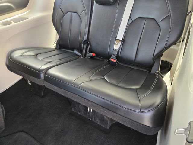 Used 2023 Chrysler Pacifica Touring-L image 29