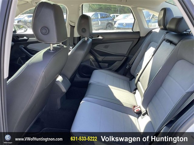 Certified 2025 Volkswagen Jetta SE w/ Sunroof Package image 9