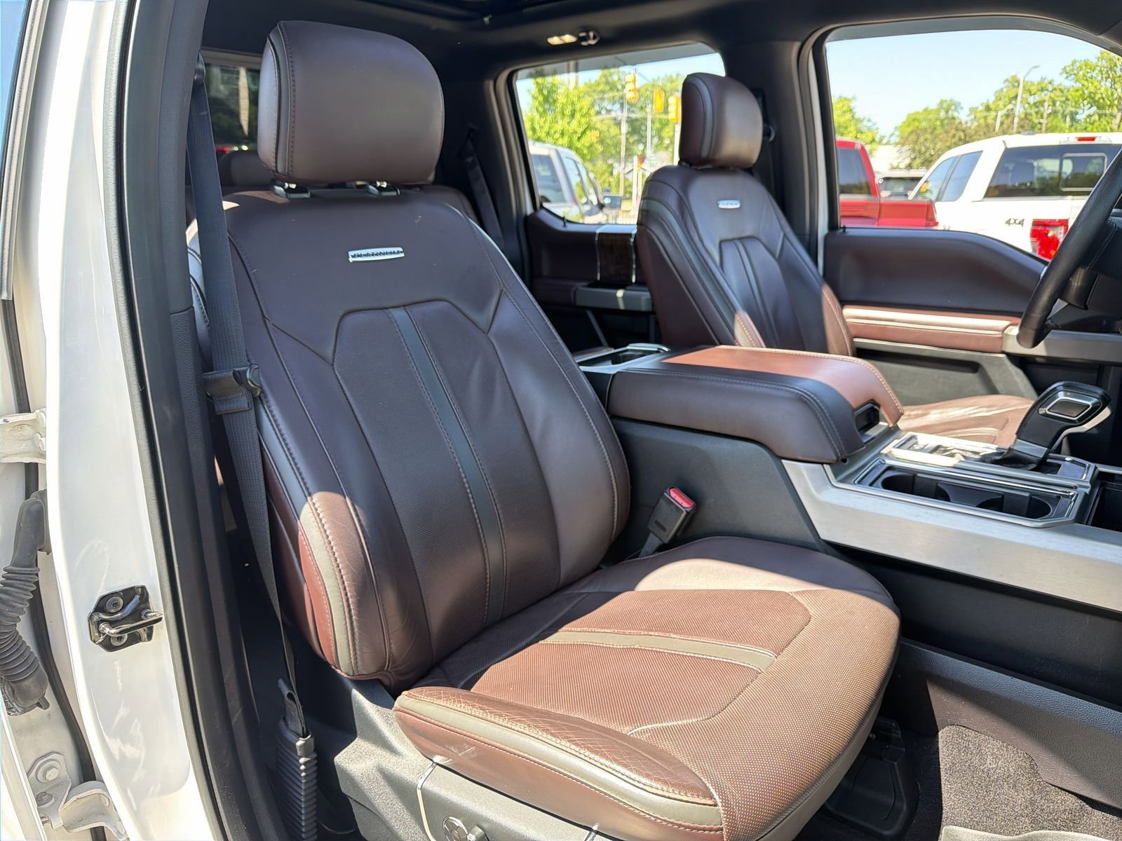 Used 2015 Ford F150 Platinum w/ Equipment Group 701A Luxury AWD/4WD image 31