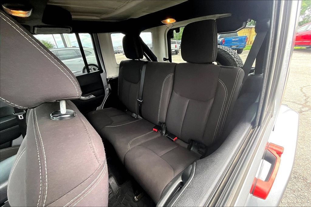Used 2015 Jeep Wrangler Unlimited Sahara w/ Connectivity Group AWD/4WD image 33
