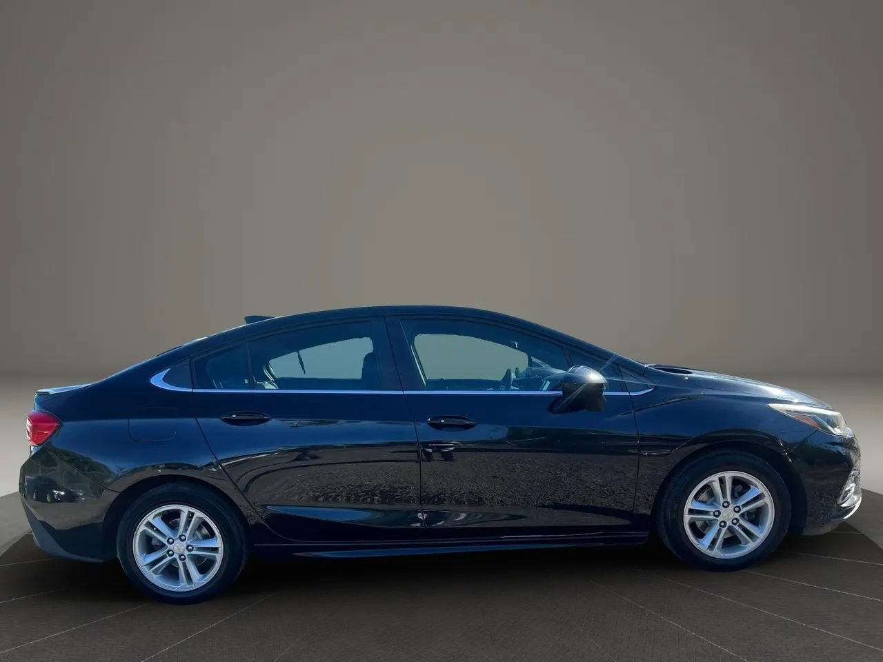 Used 2017 Chevrolet Cruze LT w/ Convenience Package FWD image 5