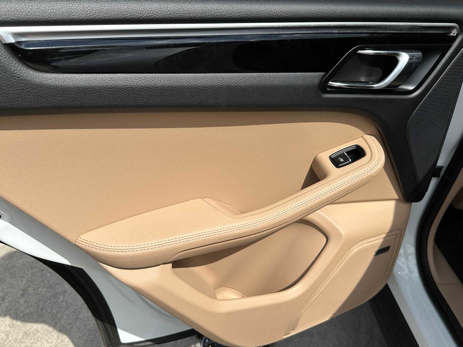 Used 2024 Porsche Macan w/ Premium Plus Package image 30