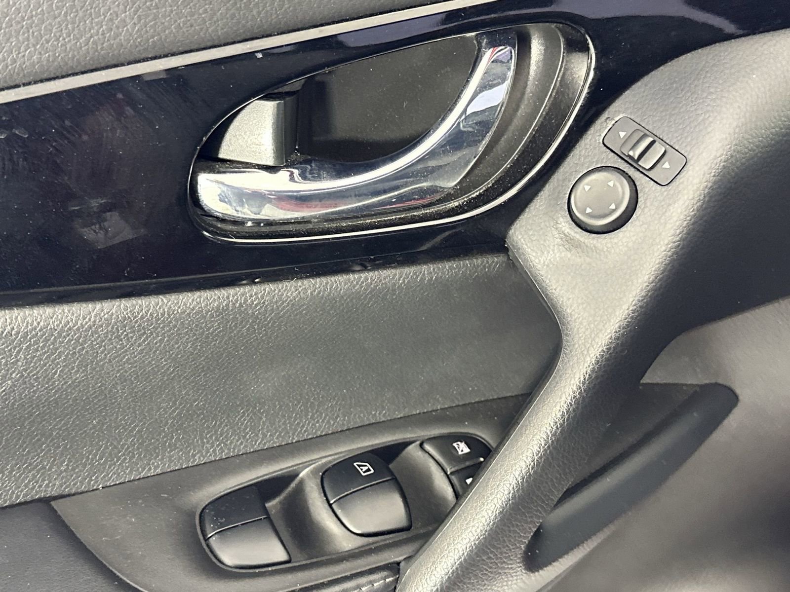 Used 2020 Nissan Rogue Sport SV FWD image 13