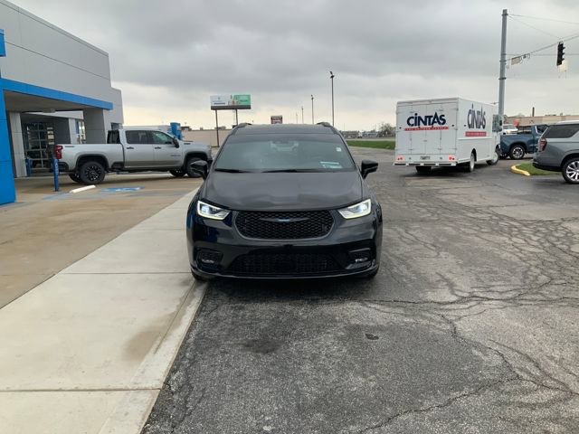 Used 2021 Chrysler Pacifica Touring-L w/ Uconnect Theater Family Group image 3