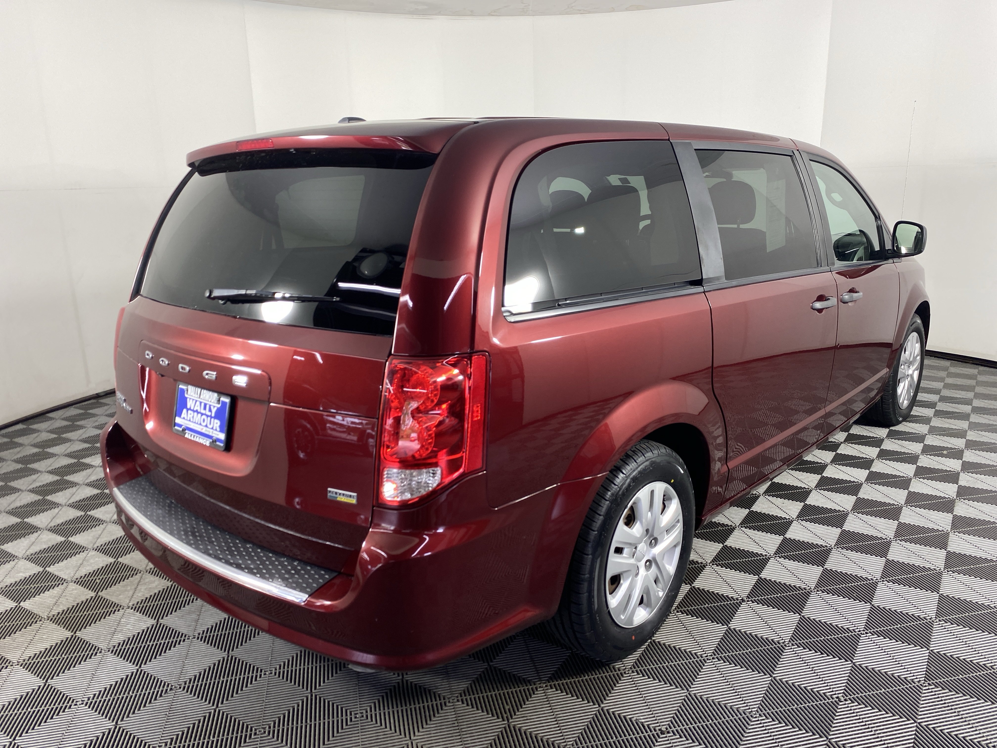 Used 2019 Dodge Grand Caravan SE w/ UConnect Hands-Free Group FWD image 5