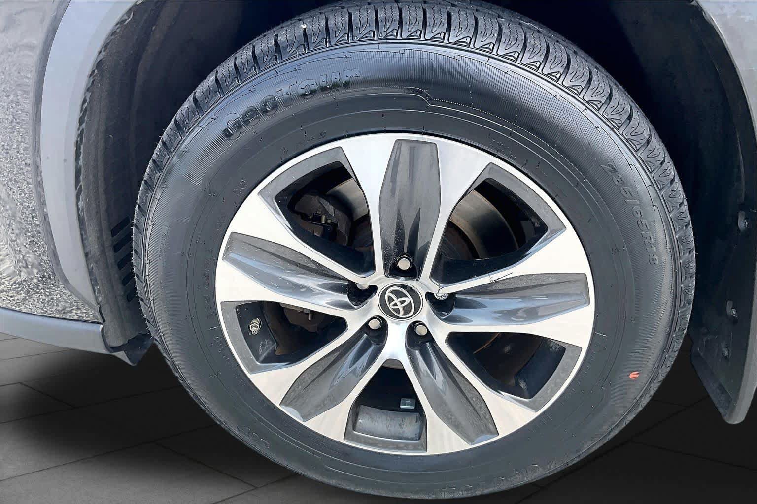 Used 2023 Toyota Highlander XLE AWD/4WD image 11