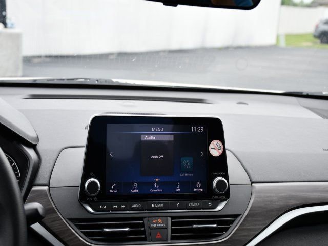 Used 2024 Nissan Altima 2.5 SV FWD image 24