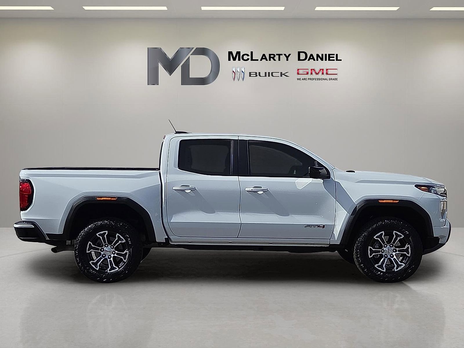 Used 2025 GMC Canyon AT4 image 6