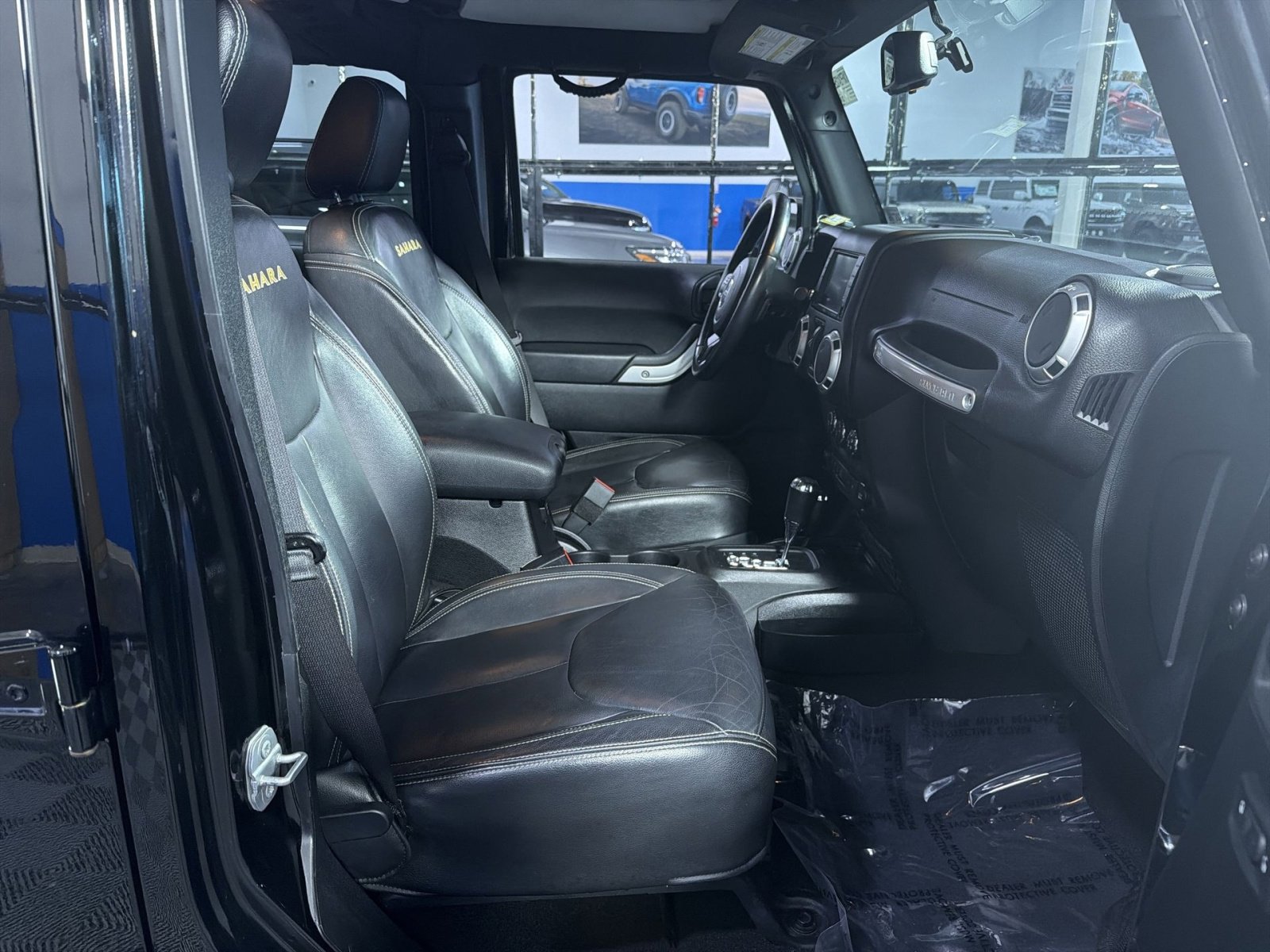 Used 2015 Jeep Wrangler Unlimited Sahara w/ Connectivity Group AWD/4WD image 26