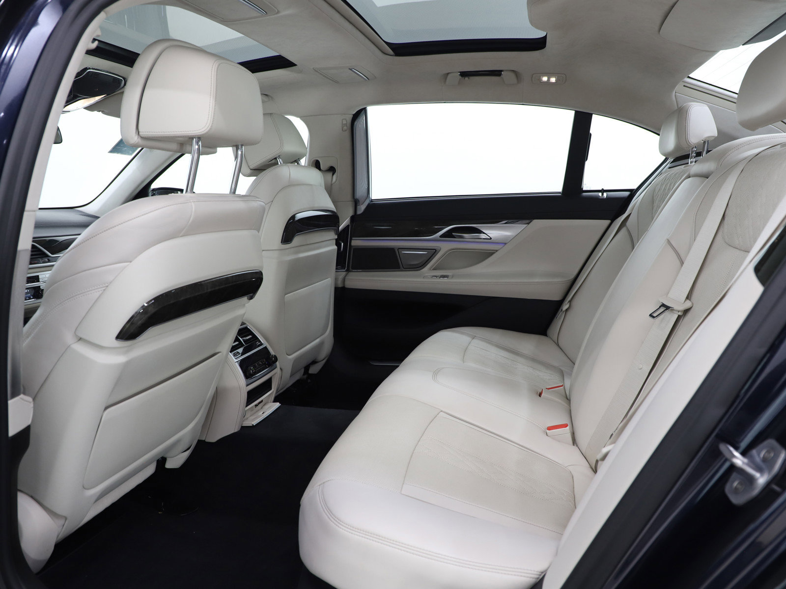 Used 2020 BMW 750i xDrive w/ Executive Package image 24