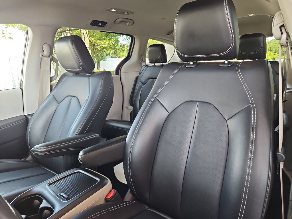 Used 2024 Chrysler Pacifica Touring-L FWD image 24